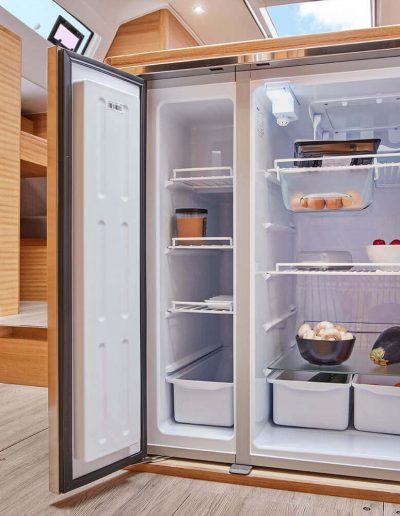 frigorífico interior con doble puerta abierto